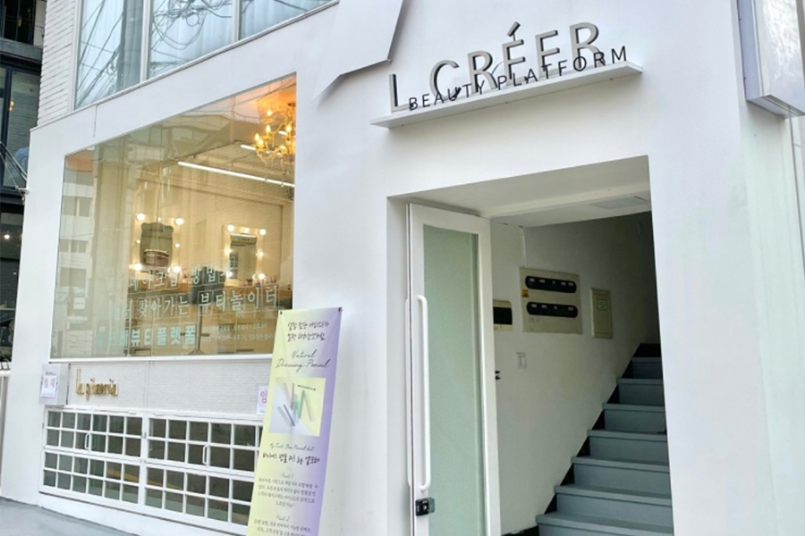 韓国ファッションと美容の中心地、新沙洞に位置するL Creerのエレガントな外観