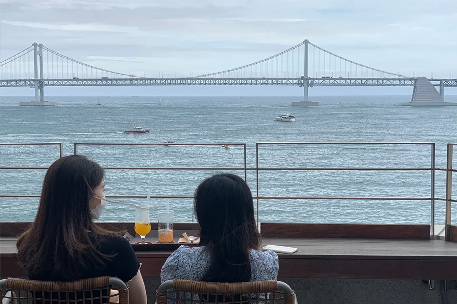 busan korea gwangalli beach cafe, cup&cup, people enjoying view
