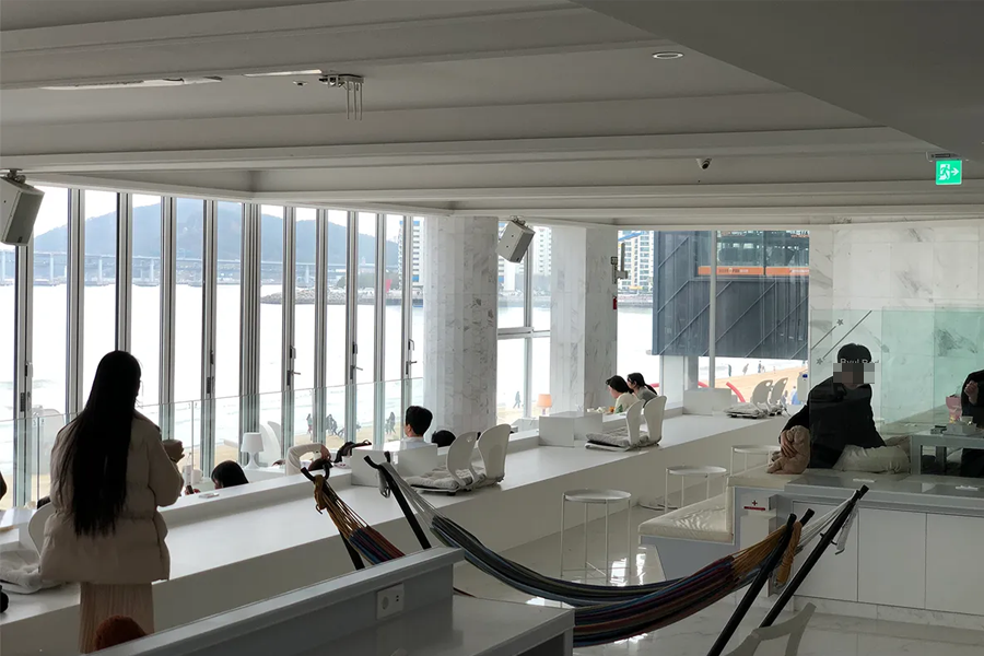 busan korea gwangalli beach cafe, byul bed interior