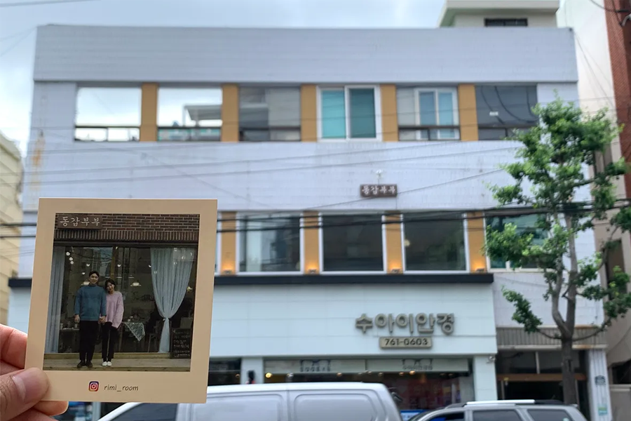 busan korea gwangalli beach cafe, the same age couple