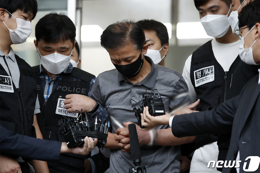 性犯罪嫌疑人在韩国接受警方监控和采访的场景，法律执行情况展示。