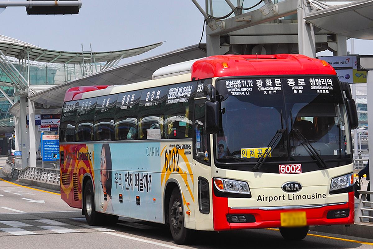 รถบัสสนามบินหมายเลข 6002 ที่หยุดอยู่พร้อมให้บริการผู้โดยสารในกรุงโซล ประเทศเกาหลี