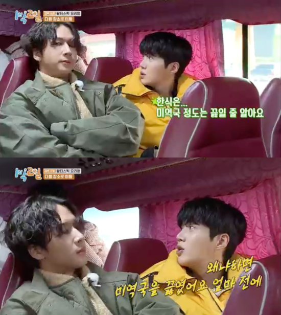 两人在车内对话，背景是花式车座套，衣着休闲，可能呈现某节目的片段。