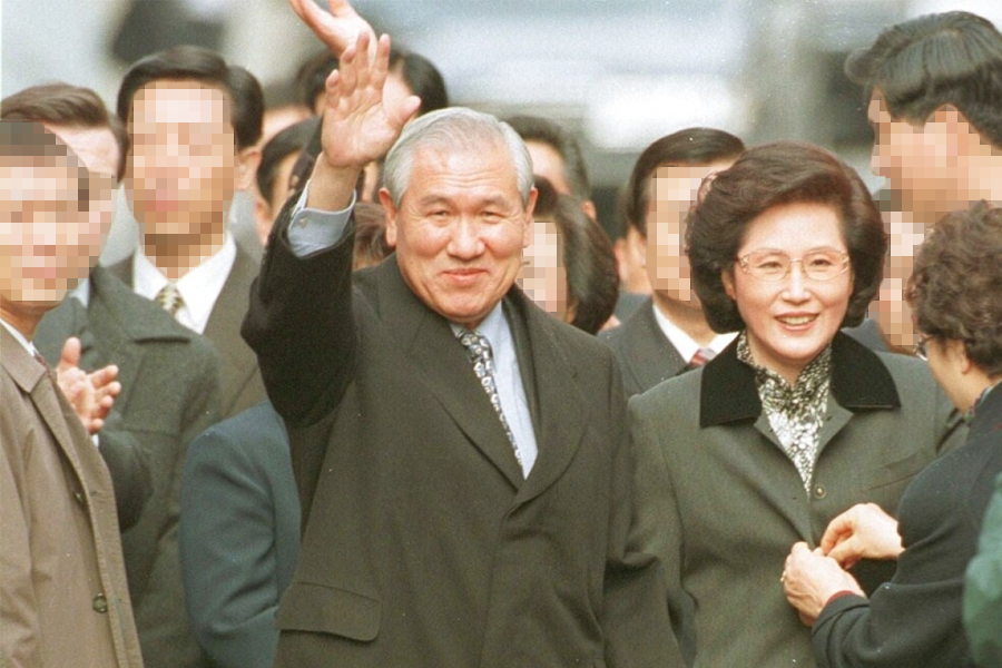 韩国前总统卢泰愚与第一夫人在公众场合与人们互动