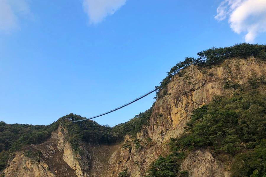 高懸於山間的懸索吊橋，成為自然絕美畫布上的點綴品。