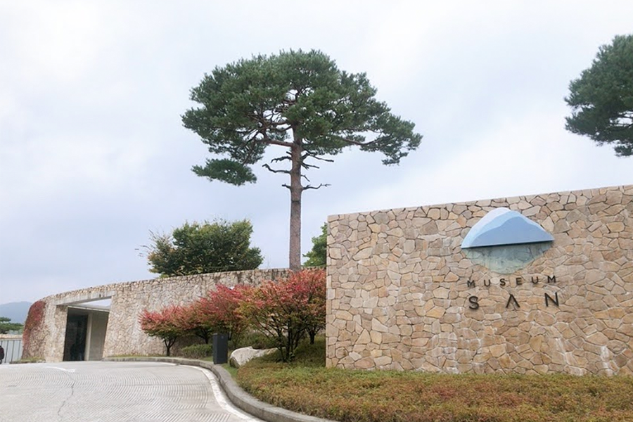 Museum SAN的紅色雕塑，讓遊客一遊散步中感受創作的魅力。