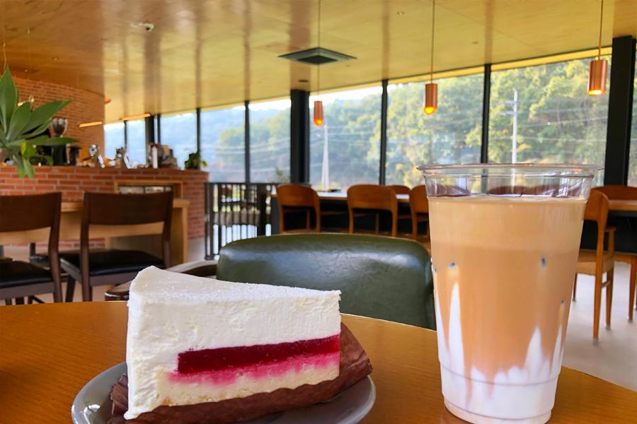 ROTONDA的特殊燈光設計，讓這家咖啡廳在傍晚時分顯得更加溫馨迷人。