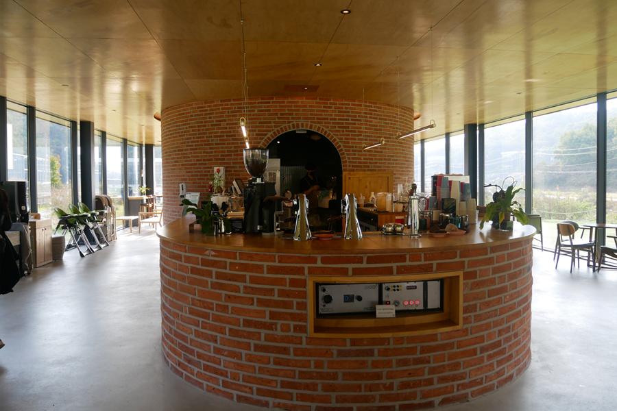ROTONDA咖啡廳室內設計現代，木製吧檯增添溫暖的氣氛。