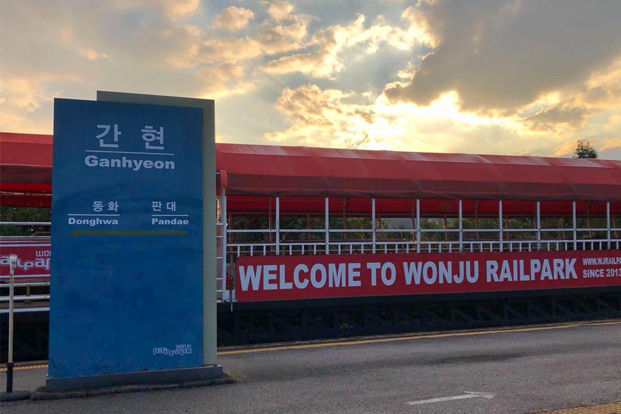 懸索吊橋萬丈懸空，夜晚時分的優雅美景，成為攝影師的樂土。