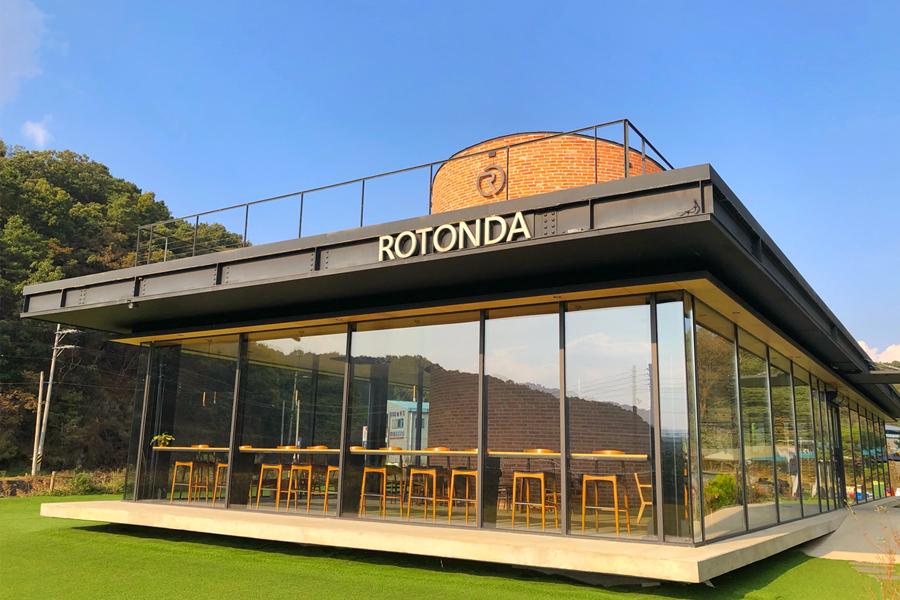 位於天然環境中的ROTONDA咖啡廳，為旅客提供品嘗咖啡的舒適空間。