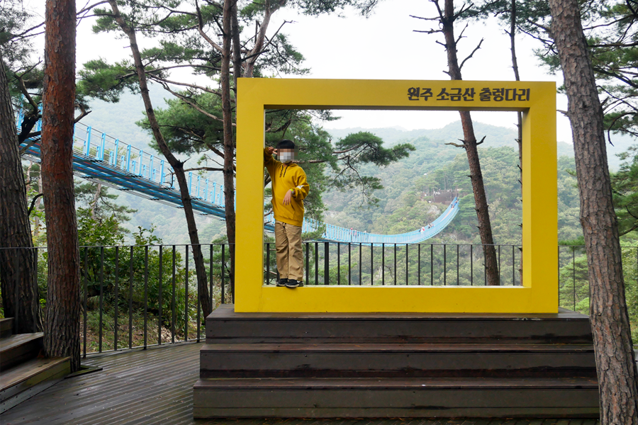 小金山懸索吊橋的獨特拍照框，吸引遊客捕捉美麗風景的瞬間。