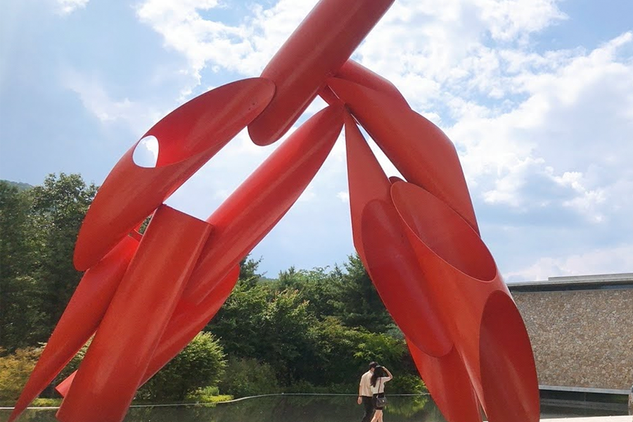 Museum SAN入口，展現出獨特的建築風格和綠意盎然的周邊環境。