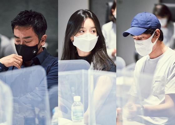 Disney+オリジナルシリーズ『ムービング』の出演者たちが台本を読み合っている様子を撮影した写真。俳優のリュ・スンリョン、ハン・ヒョジュ、チョ・インソンが参加している。