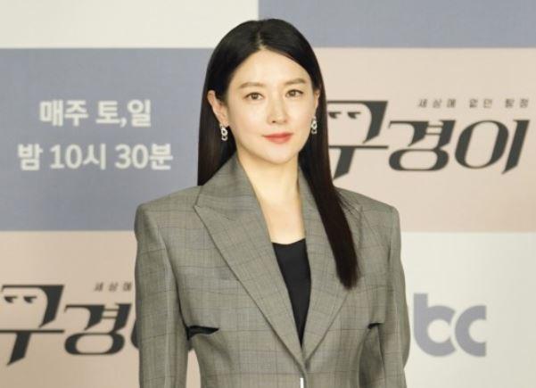 JTBC新ドラマ『調査官ク・ギョンイ』の製作発表会でグレースーツを着用した韓国女優イ・ヨンエの姿