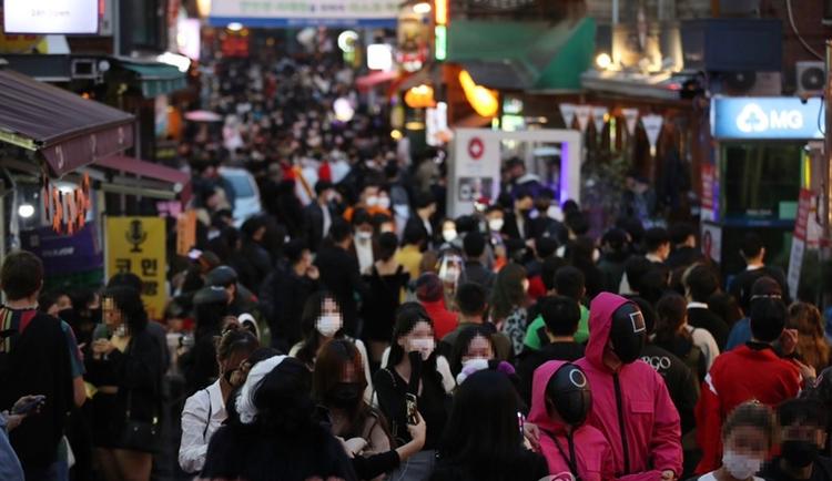 ハロウィンパーティーで全国の遊興街がごった返し…防疫違反の店が続出