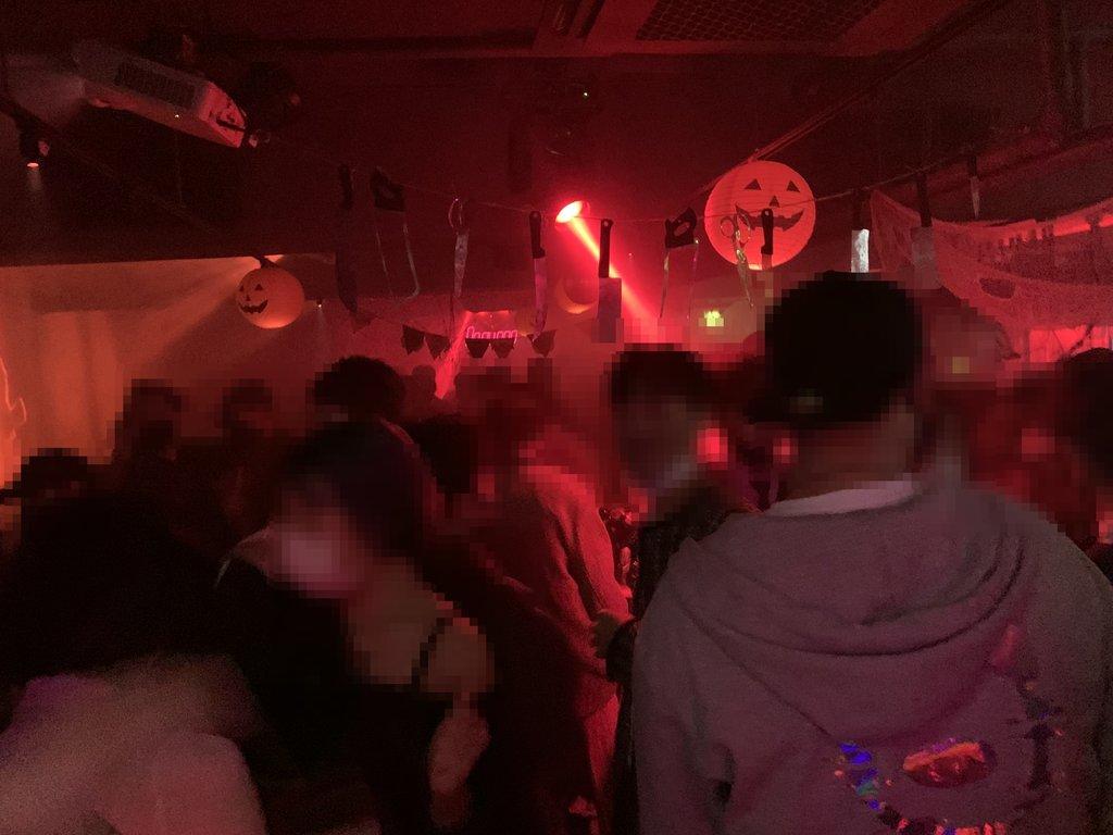 写真に写るハロウィンイベントの室内パーティーで楽しむ人々。釜山警察庁による防疫規則違反の取り締まり活動が話題。