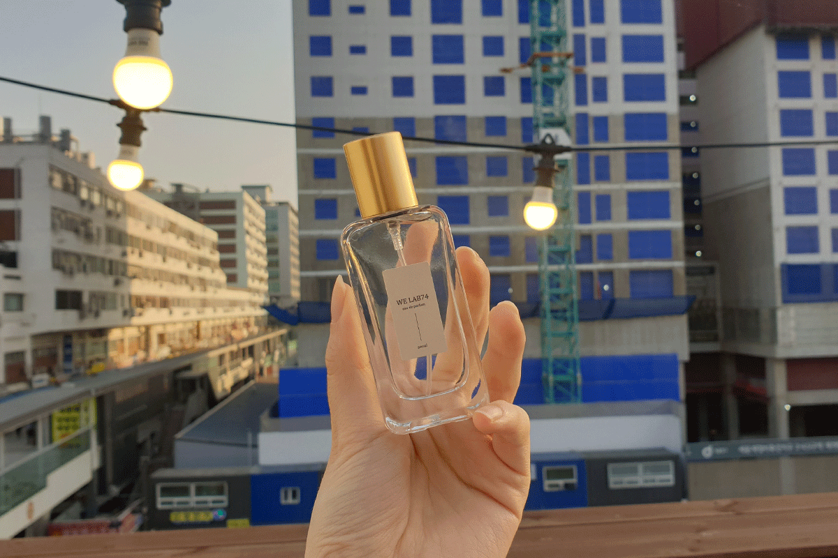 Người đang cầm chai nước hoa tự làm tại WE LAB74 ở Euljiro, Seoul.