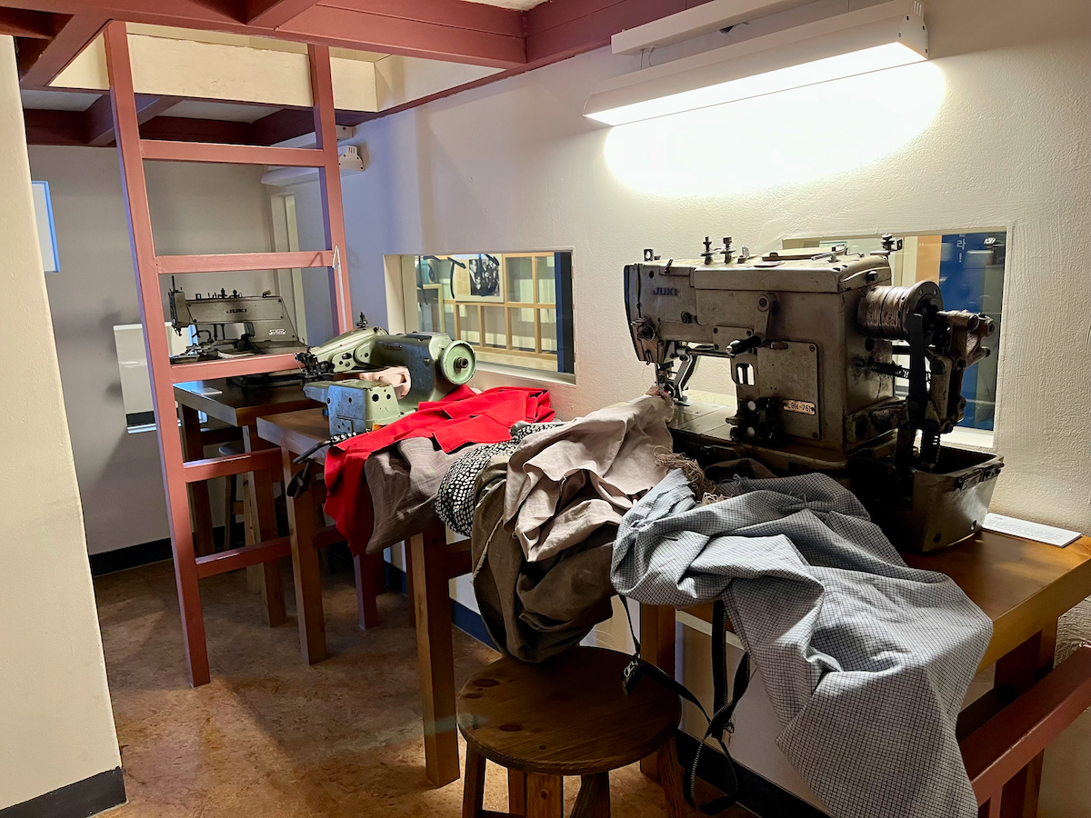 Phòng triển lãm bên trong Hội trường Tưởng niệm Jeon Tae-il ở Euljiro, nơi trưng bày máy may và các tài liệu lịch sử từ thời kỳ Joseon.