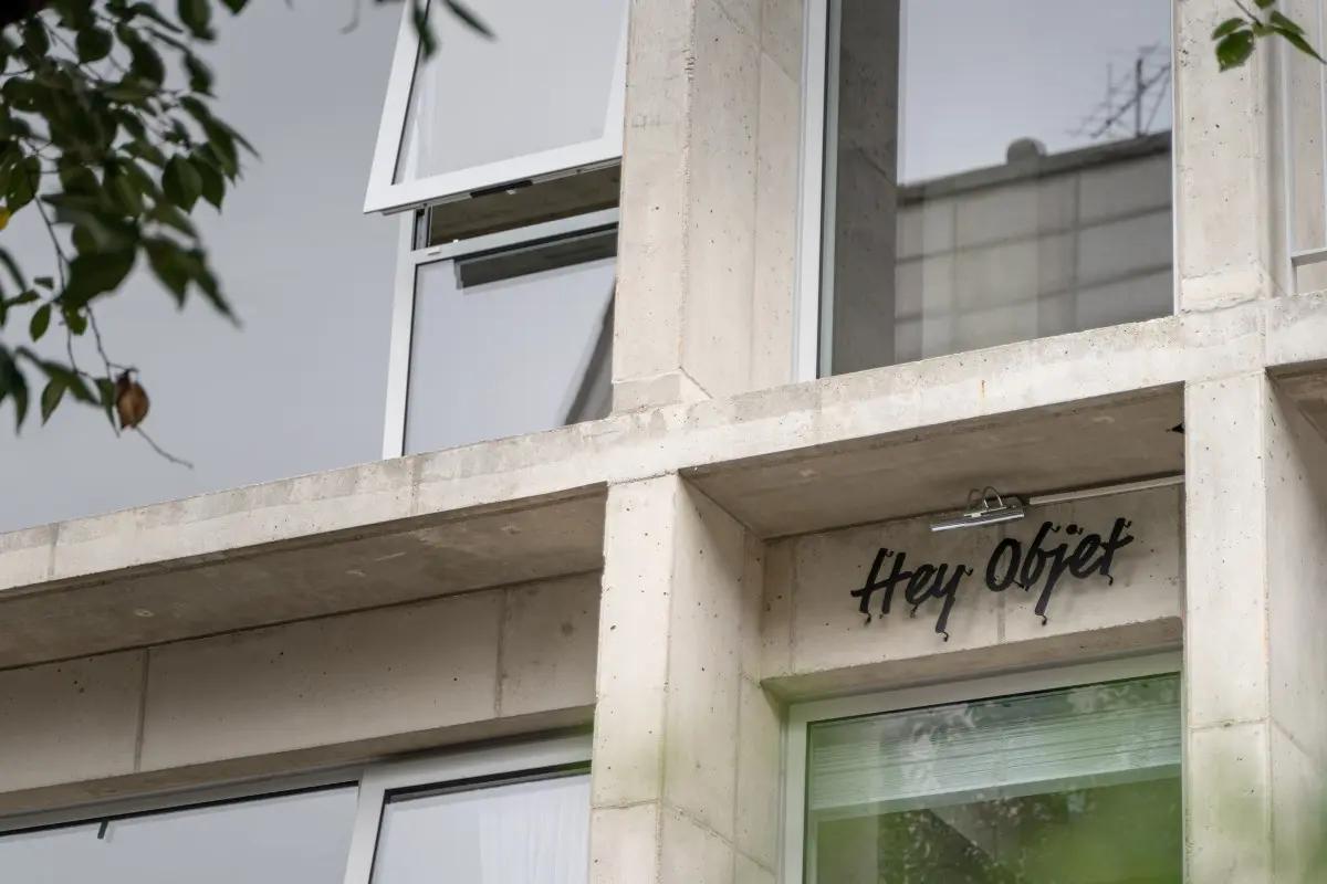 อาคารภายนอกของ Hey Objet ในย่านฮงแด โซล ที่มีหน้าต่างอันทันสมัย