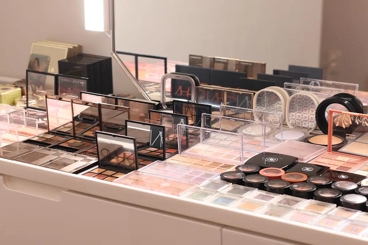 โต๊ะเครื่องแป้งที่เต็มไปด้วยผลิตภัณฑ์แต่งหน้าคุณภาพสูงที่ LediU ฮงแด