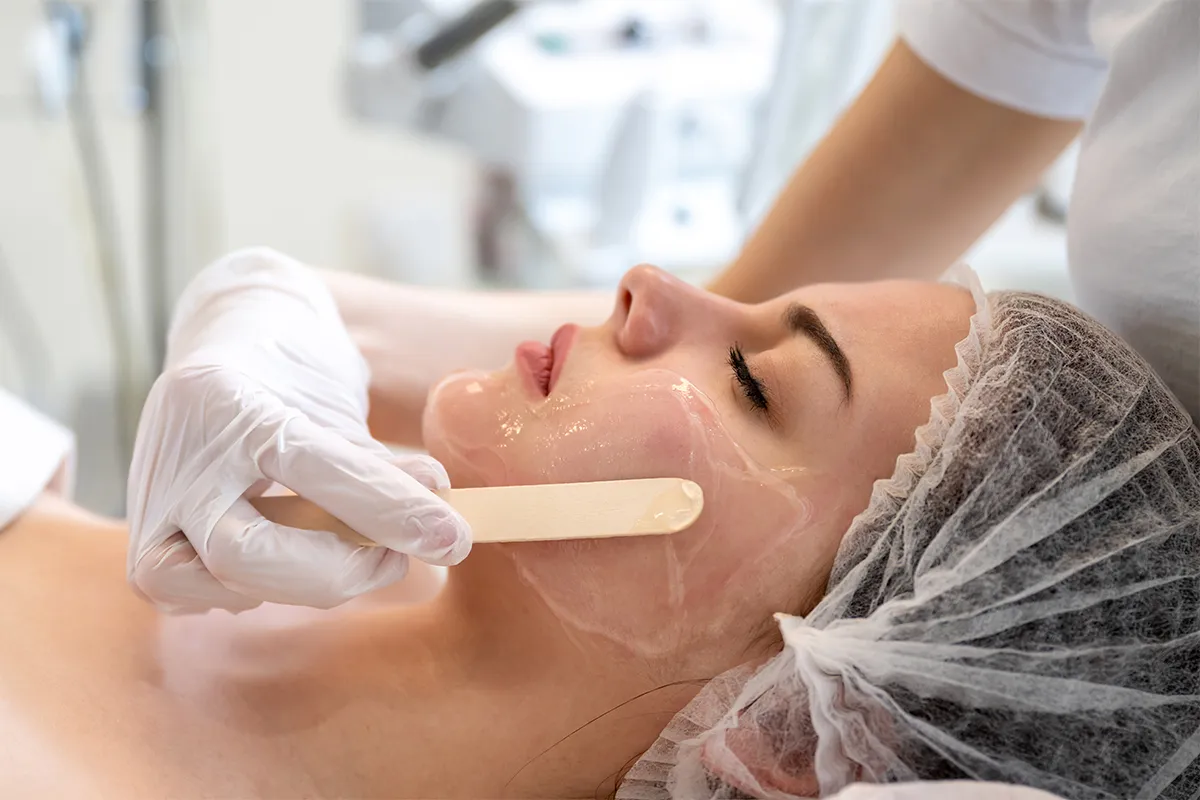 การทำ Lala Peel สำหรับผิวหน้าในคลินิก Dr. Designer ฮงแดที่มีการดูแลแบบมืออาชีพ