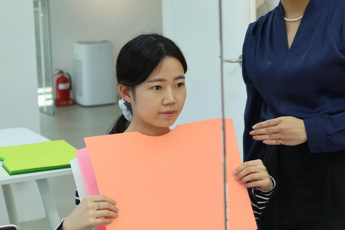 การใช้แผ่นสีที่ Image HO ฮงแดเพื่อแนะนำสีที่สอดคล้องกับผู้หญิง