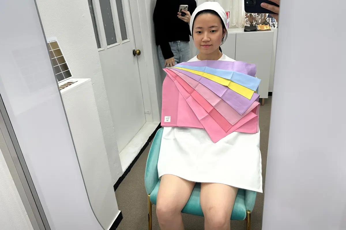 การปรึกษาสีส่วนบุคคลที่ Color of You ฮงแดที่มีการจัดเรียงสีพิเศษรอบคอผู้หญิง