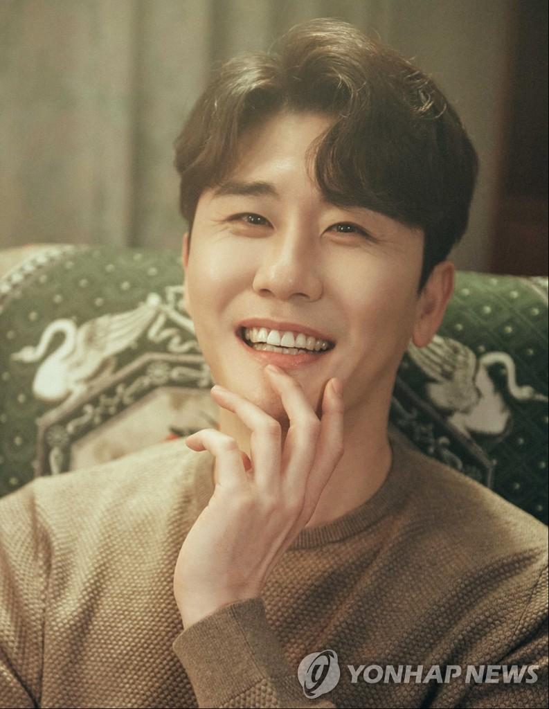 男性の手や服装が近接して写っている写真で、角度や背景が詳細に配置されています。