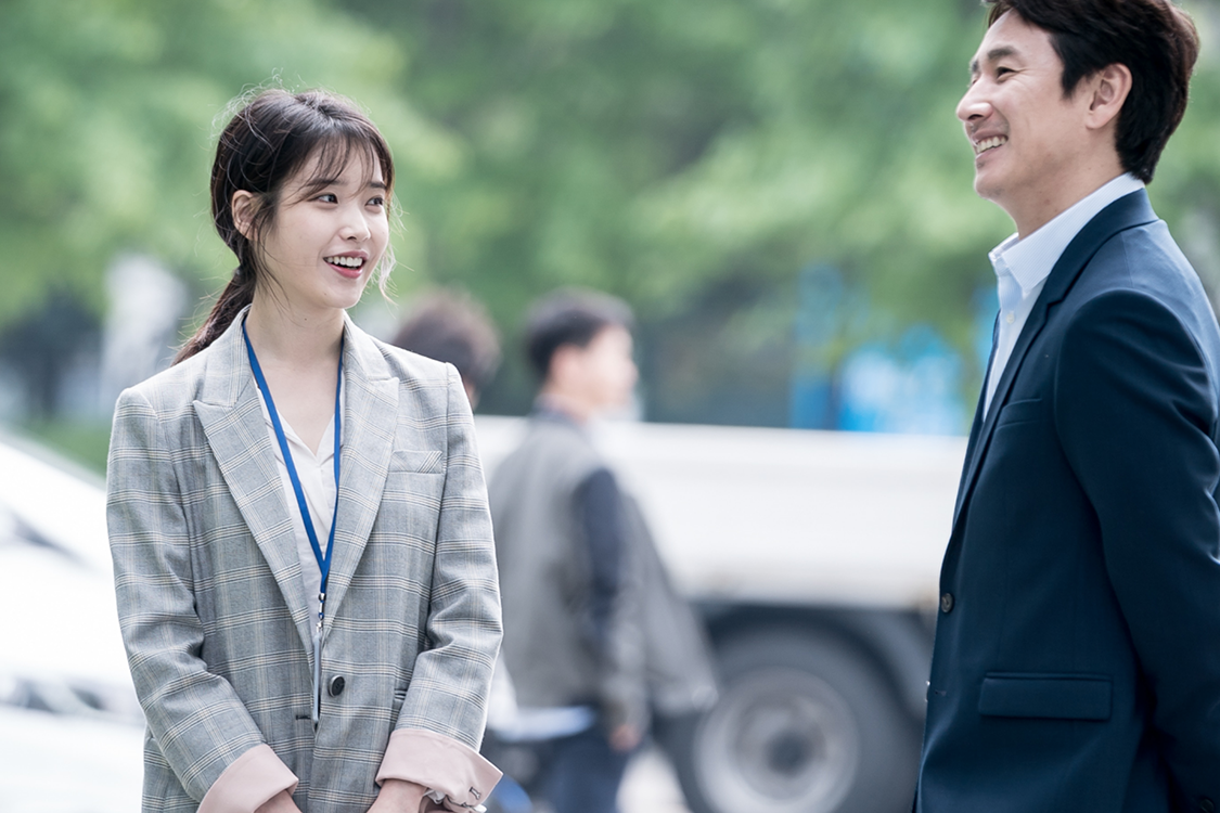 《我的大叔》剧中场景，角色们在街上交流，韩剧情景还原