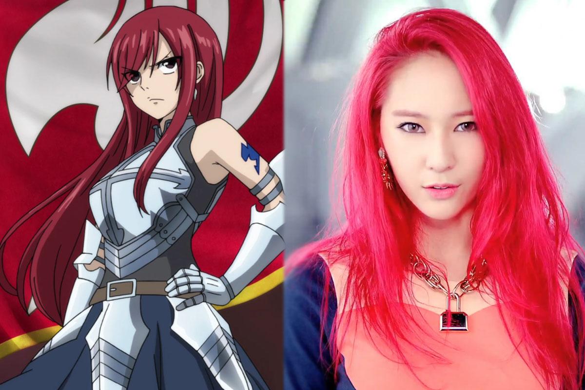 สองภาพแสดงตัวละครเอลซ่า สการ์เล็ต จากแฟรี่เทล อนิเมะ และท่าทางของนักร้องผมสีแดงสดใสให้เห็นถึงความเหมือนของทั้งสองคน