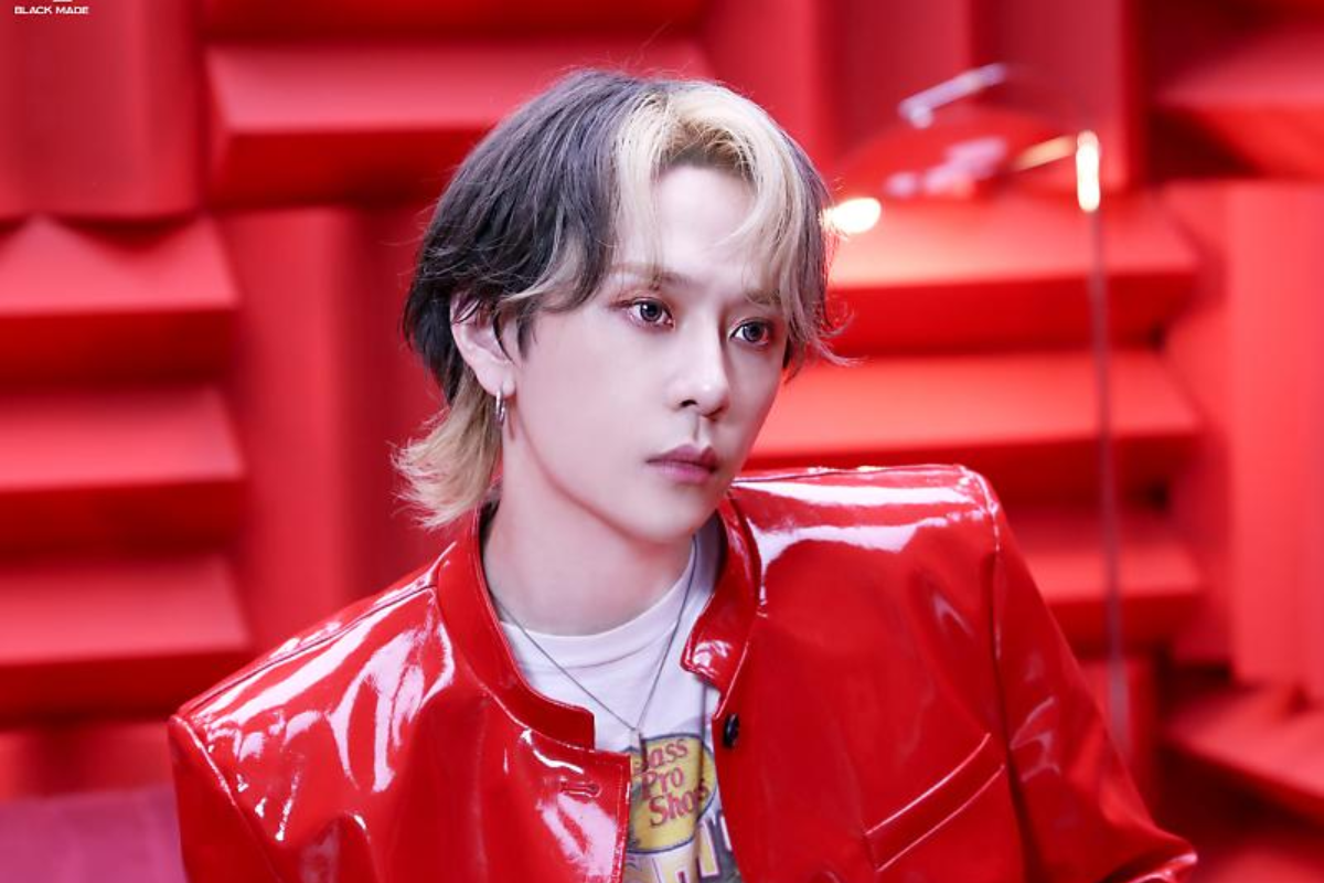 龍俊亨身穿紅色皮夾克背景是紅牆壁