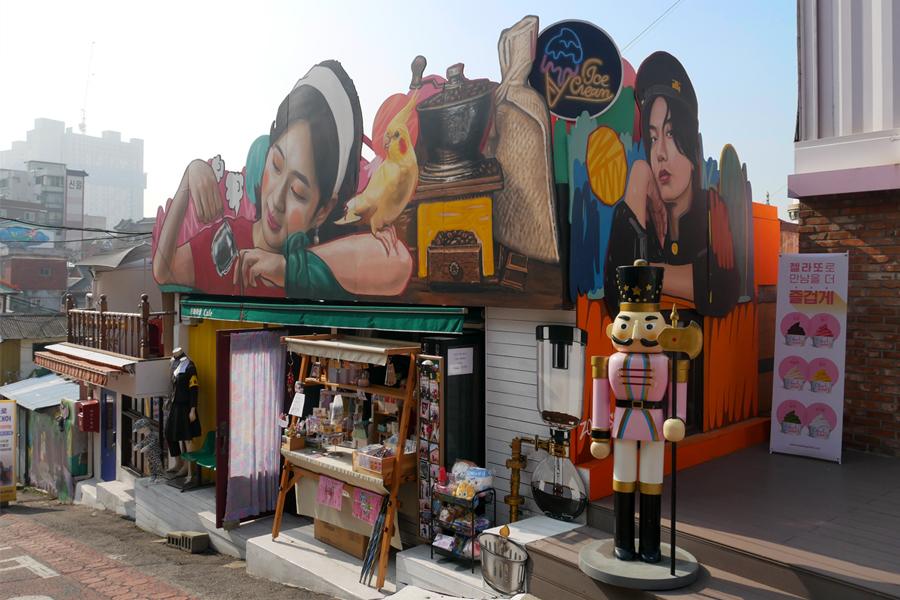 松月洞牆面上的壁畫，展示太陽和孩子，傳達清新的童話故事。