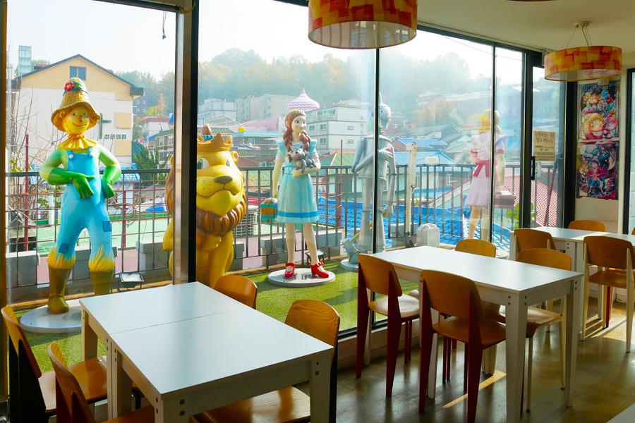 OZ Cafe的人氣炸醬刨冰特寫，搭配新鮮水果，外型特別，口味多樣。