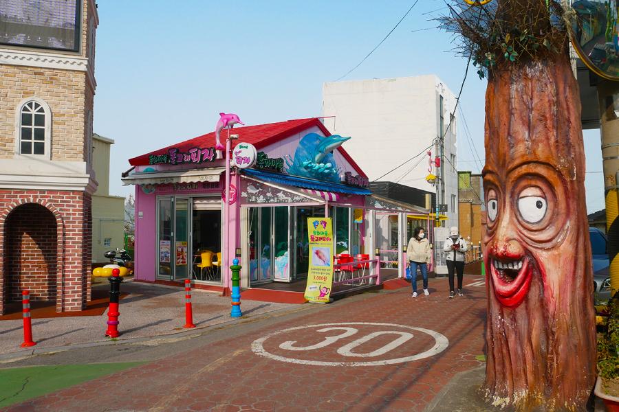 松月洞童話村的街上粉紅色心形雕塑和匹諾曹玩偶，增添遊覽的趣味性。