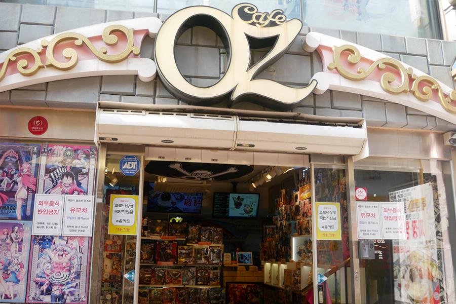 OZ Cafe的內部擺放著各類海賊王主題的商品和海報，迎合動漫迷的喜好。