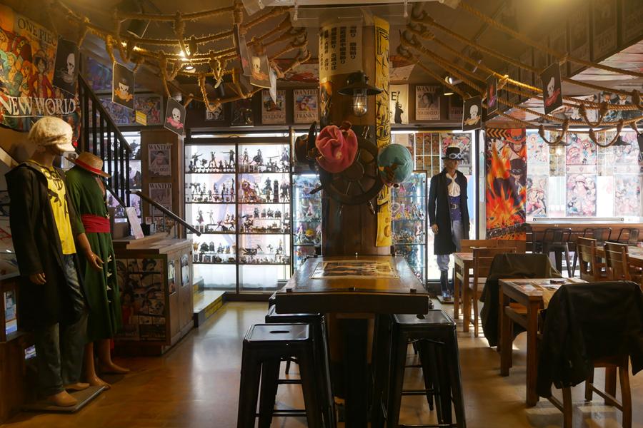 OZ Cafe二樓的一部分，展示著海賊王旗幟，營造熱血澎湃的氛圍。