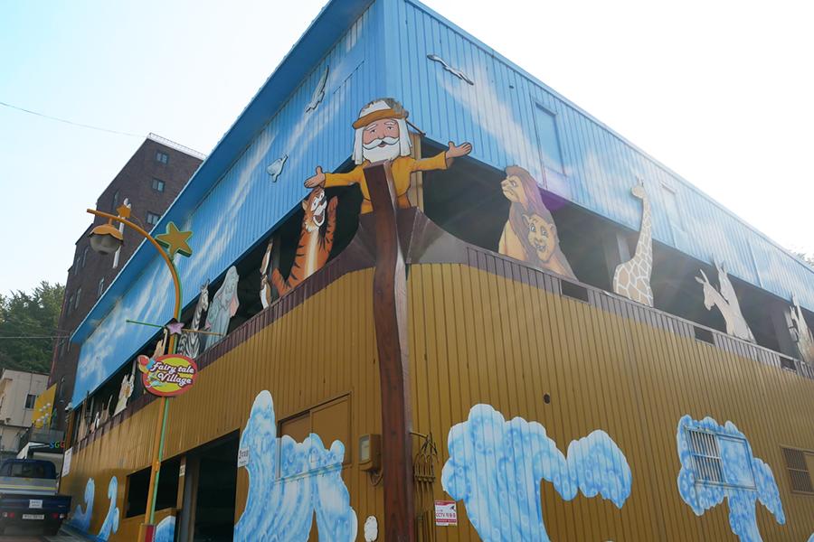 松月洞珍貴的壁畫，展示了各種野生動物形象，為村莊增添獨特的藝術因素。