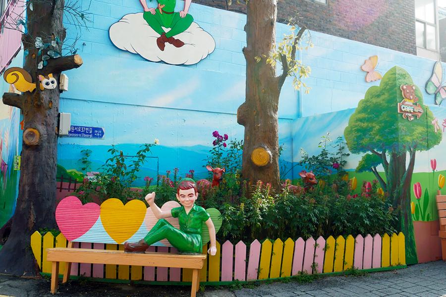 松月洞童話村裡鮮豔活潑的小美人魚壁畫，吸引遊客的注意。
