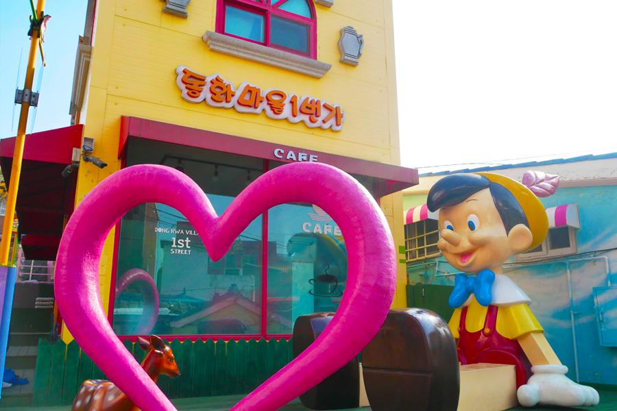 松月洞童話村其中之一的小店，售賣各類手繪小物，吸引旅人氣氛。