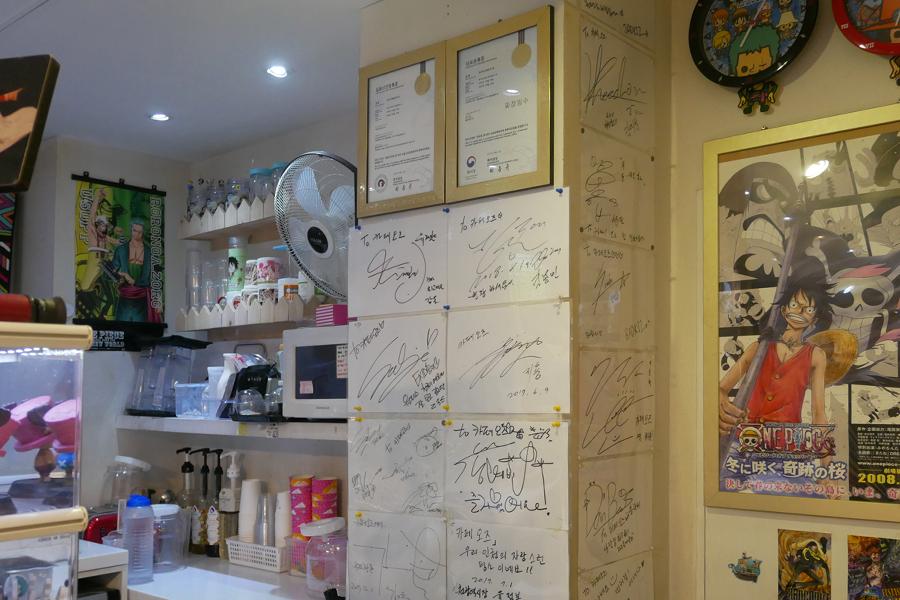 OZ Cafe內的角色展示區，擺放著海賊王人物的等身手辦和裝備，充滿動漫元素。