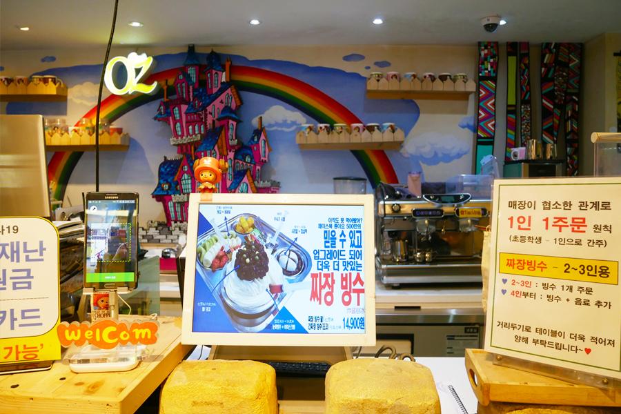 OZ Cafe餐廳裡的牆壁，張貼著知名藝人簽名，以及海賊王主題海報。