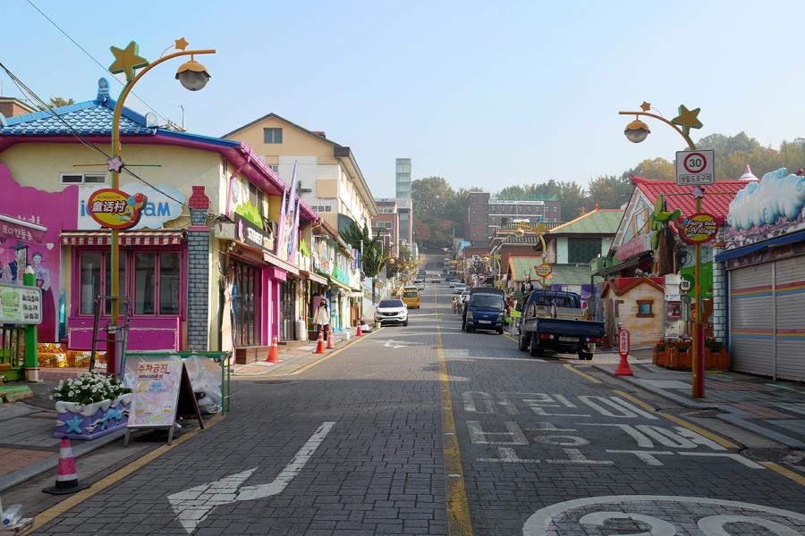 松月洞童話村的街景，充滿五彩繽紛的建築和街道，給遊客帶來童話般的遊覽體驗。