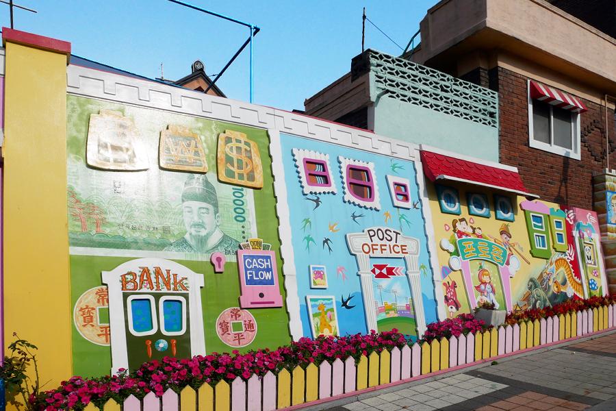 松月洞童話村內的一面牆壁，展示各種童話故事的壁畫，厚植童趣。