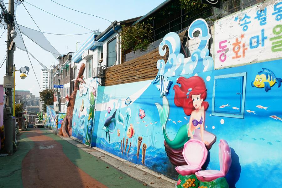 松月洞童話村裡的一家高度裝飾的咖啡店，擺放著長頸鹿雕像，吸引眼球。