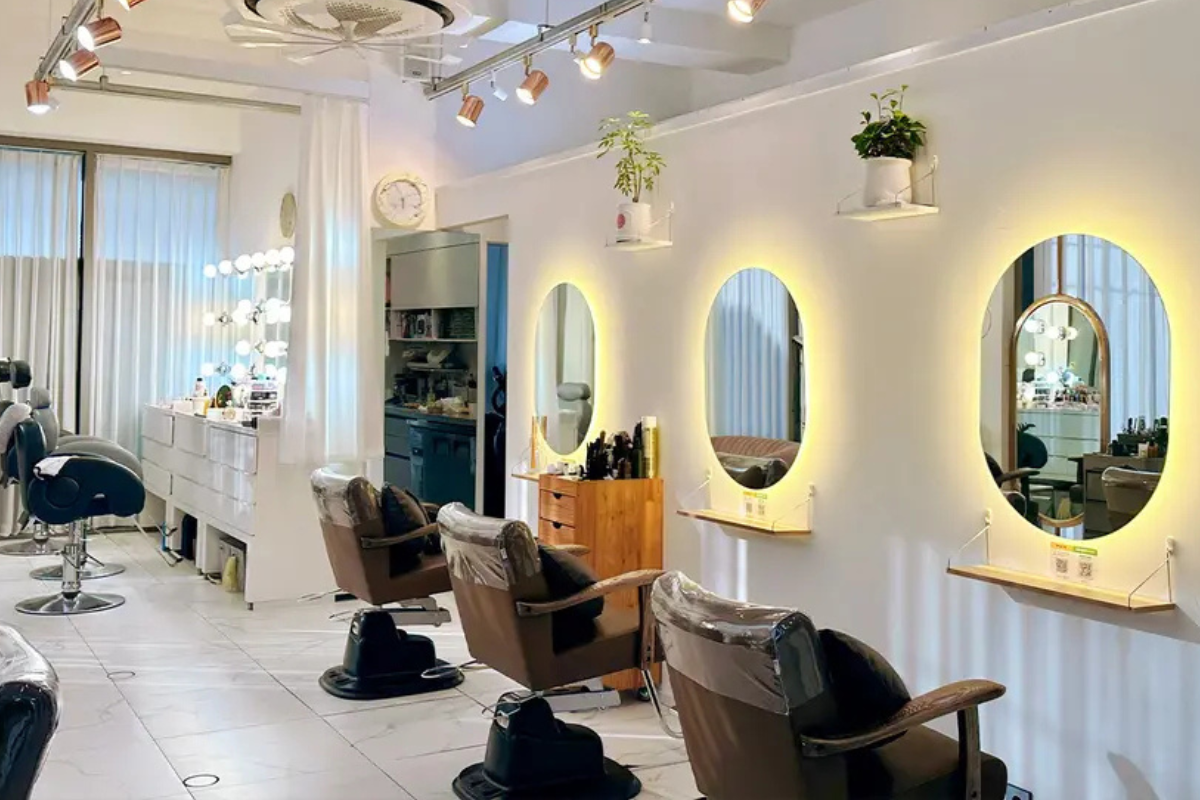 SHINE SOO髮廊的內部裝潢，敞亮的空間和現代設備。