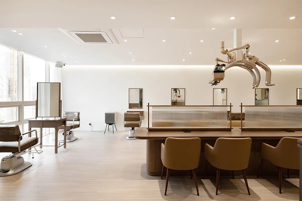位於首爾江南區的美髮沙龍室內，現代化裝潢，提供多樣美髮服務。