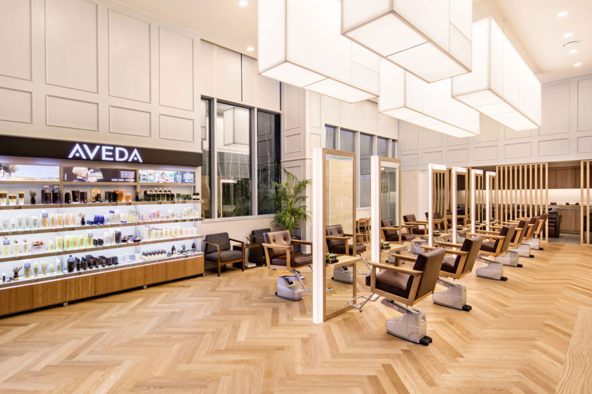 韓國江南RARIEN髮廊內部，潮流髮型設計區，結合高級護髮產品。