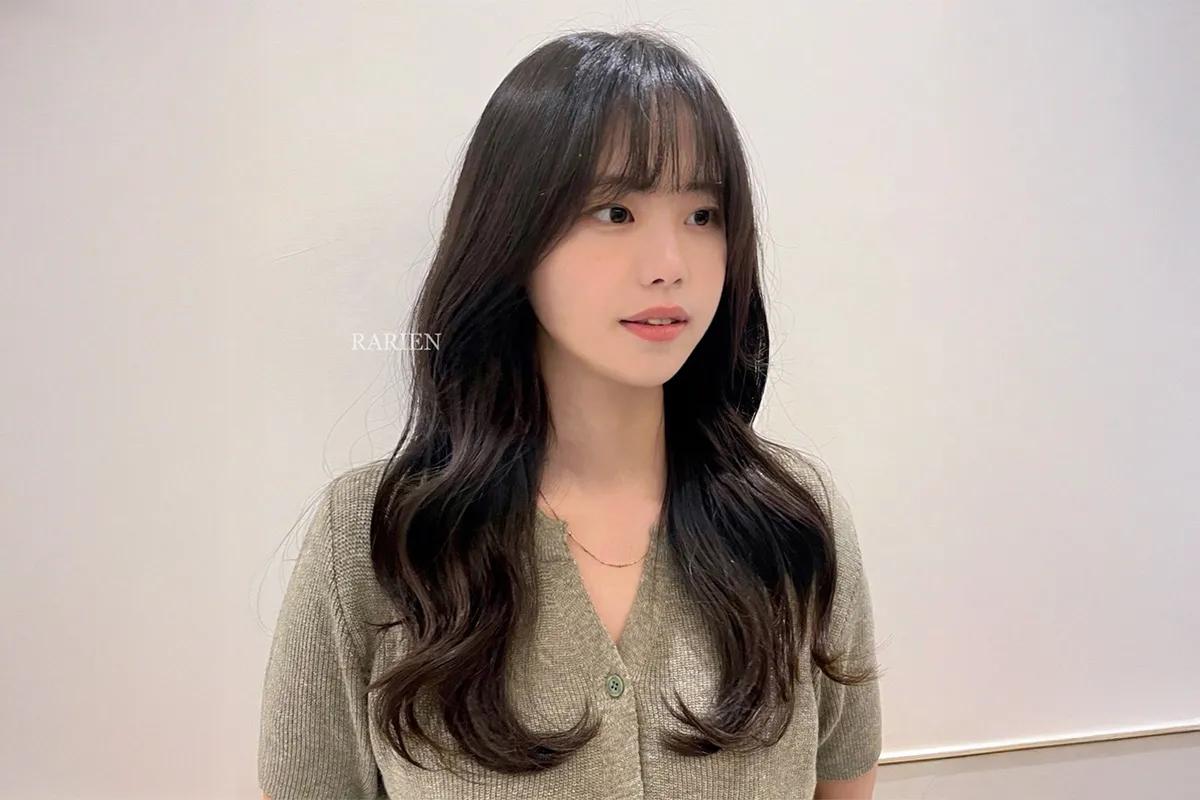 採用AVEDA產品的自然護髮示範，展示護髮效果和健康髮絲。