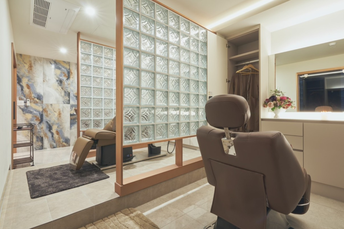 韓國MOCLOCK髮廊的現代高級空間設計，吸引顧客。