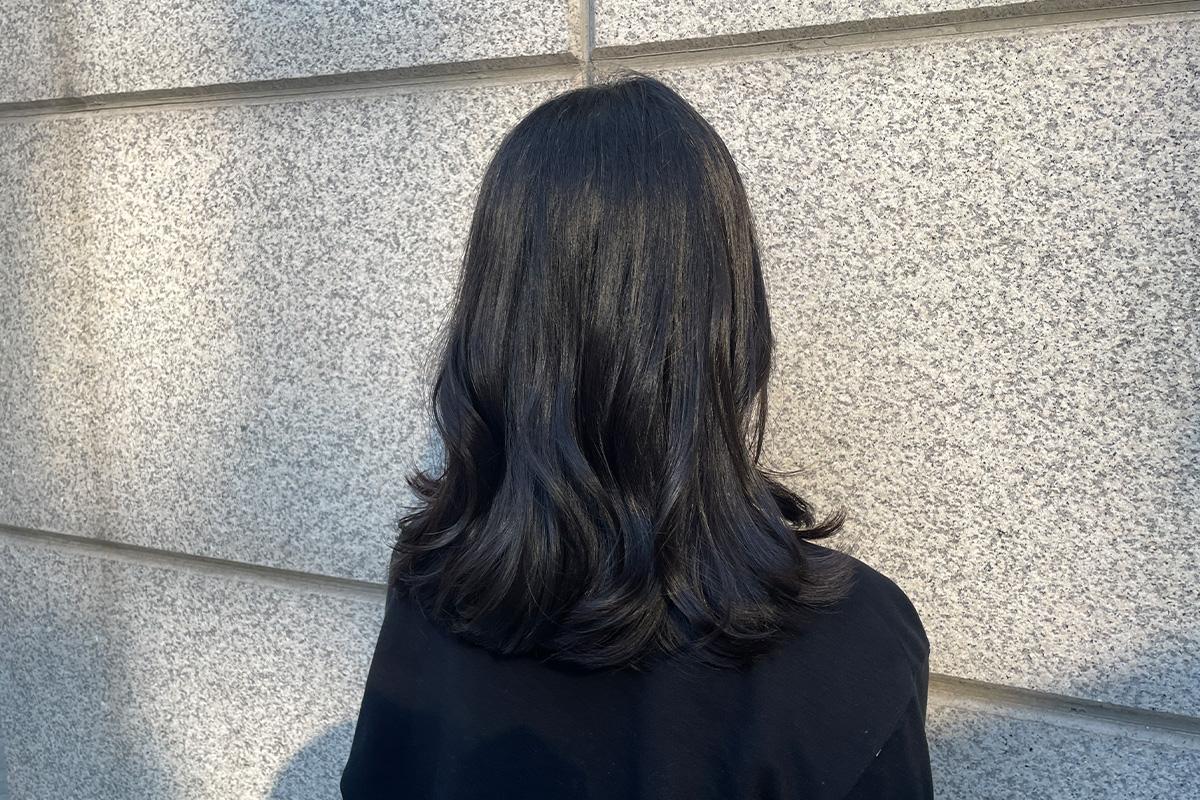 韓国ソウル清潭洞VOID CHEONGDAMでカールヘアスタイルを施した側面の姿